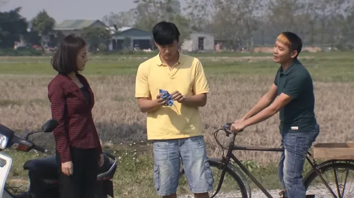 Cô gái nhà người ta - Tập 22: Khoa âm thầm lên thành phố kiểm tra lại mẫu nước bị ô nhiễm nhằm vạch mặt ông Tài - Ảnh 2. Cô gái nhà người ta - Tập 22: Khoa âm thầm lên thành phố kiểm tra lại mẫu nước bị ô nhiễm nhằm vạch mặt ông Tài - Ảnh 2.