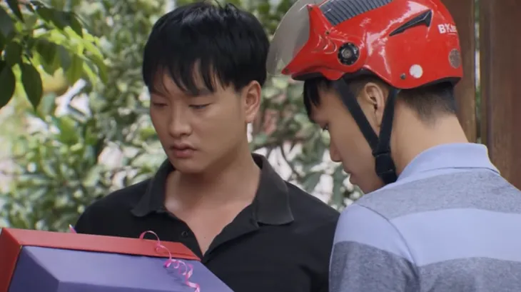 Cô gái nhà người ta - Tập 22: Cường giật nảy khi nhận được hộp quà là búp bê nhuốm máu - Ảnh 1. Cô gái nhà người ta - Tập 22: Cường giật nảy khi nhận được hộp quà là búp bê nhuốm máu - Ảnh 1.