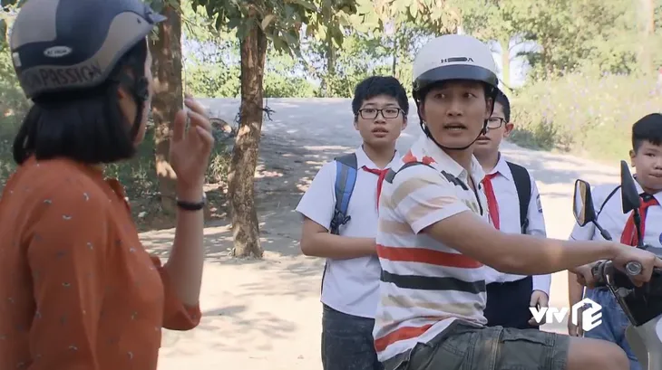 Đình Tú tiết lộ cảnh hôn gây khó cho Phương Oanh ở Cô gái nhà người ta - Ảnh 4. Đình Tú tiết lộ cảnh hôn gây khó cho Phương Oanh ở Cô gái nhà người ta - Ảnh 4.