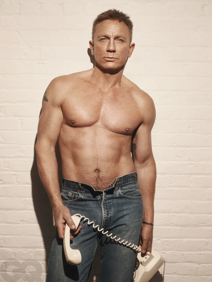 Từ chối mặc trang phục lịch lãm của 007, Daniel Craig cởi trần chụp ảnh và siêu đẹp - Ảnh 1. Từ chối mặc trang phục lịch lãm của 007, Daniel Craig cởi trần chụp ảnh và siêu đẹp - Ảnh 1.