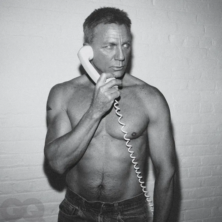 Từ chối mặc trang phục lịch lãm của 007, Daniel Craig cởi trần chụp ảnh và siêu đẹp - Ảnh 2. Từ chối mặc trang phục lịch lãm của 007, Daniel Craig cởi trần chụp ảnh và siêu đẹp - Ảnh 2.