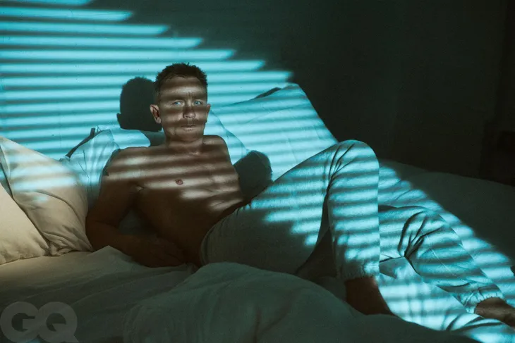 Từ chối mặc trang phục lịch lãm của 007, Daniel Craig cởi trần chụp ảnh và siêu đẹp - Ảnh 5. Từ chối mặc trang phục lịch lãm của 007, Daniel Craig cởi trần chụp ảnh và siêu đẹp - Ảnh 5.