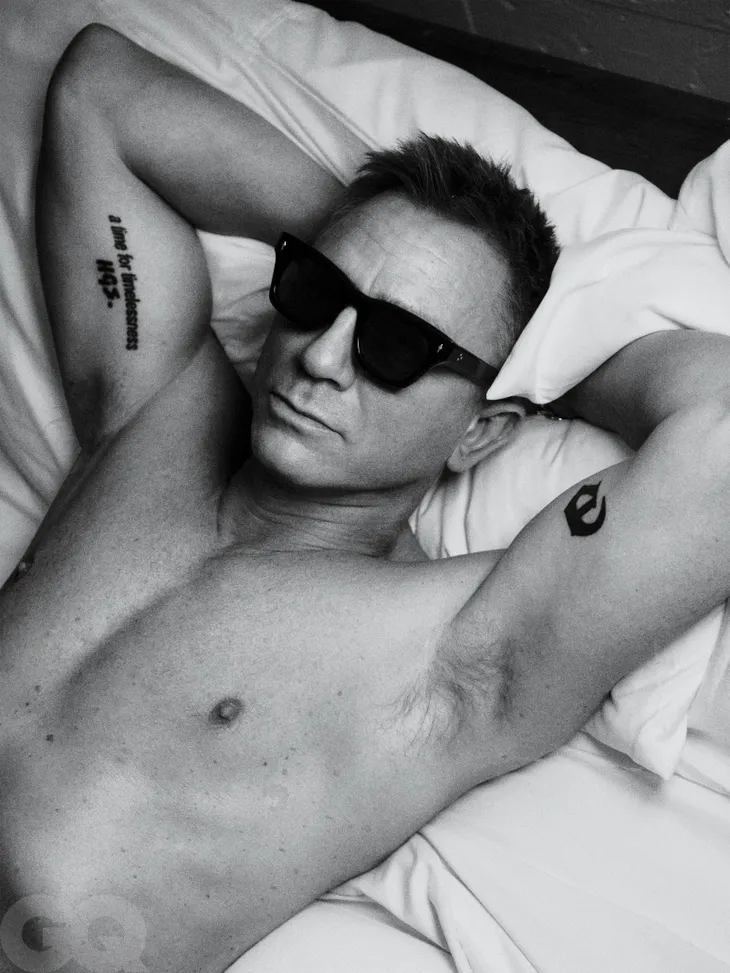 Từ chối mặc trang phục lịch lãm của 007, Daniel Craig cởi trần chụp ảnh và siêu đẹp - Ảnh 7. Từ chối mặc trang phục lịch lãm của 007, Daniel Craig cởi trần chụp ảnh và siêu đẹp - Ảnh 7.