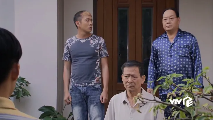 Cô gái nhà người ta - Tập 22: Khoa đánh Cân vì phản bội bạn, tráo mẫu nước - Ảnh 12. Cô gái nhà người ta - Tập 22: Khoa đánh Cân vì phản bội bạn, tráo mẫu nước - Ảnh 12.