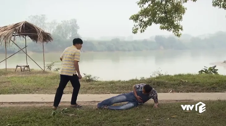 Cô gái nhà người ta - Tập 22: Khoa đánh Cân vì phản bội bạn, tráo mẫu nước - Ảnh 14. Cô gái nhà người ta - Tập 22: Khoa đánh Cân vì phản bội bạn, tráo mẫu nước - Ảnh 14.