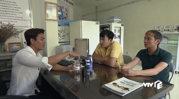 Cô gái nhà người ta - Tập 22: Khoa đánh Cân vì phản bội bạn, tráo mẫu nước - Ảnh 5. Cô gái nhà người ta - Tập 22: Khoa đánh Cân vì phản bội bạn, tráo mẫu nước - Ảnh 5.