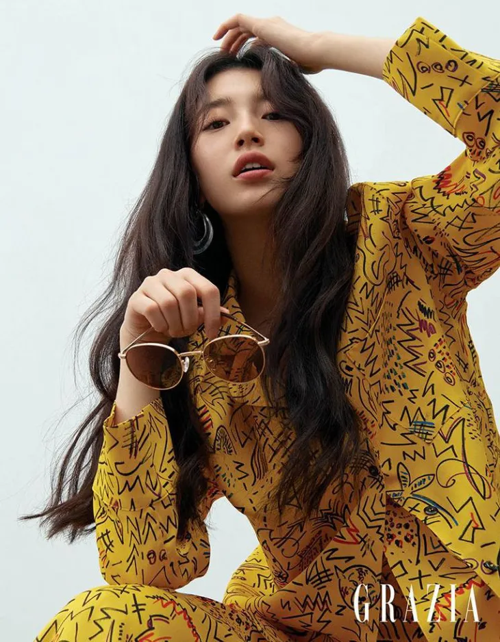 Suzy sang trọng và trẻ trung trên Grazia - Ảnh 1.