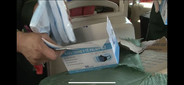 Bắt xe khách vận chuyển trái phép gần 30.000 khẩu trang sang Lào tiêu thụ - Ảnh 3. Bắt xe khách vận chuyển trái phép gần 30.000 khẩu trang sang Lào tiêu thụ - Ảnh 3.