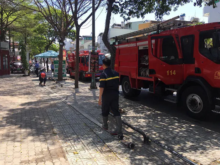 Hỏa hoạn tại khu mua sắm, ăn uống Gò Vấp, TP.HCM - Ảnh 1. Hỏa hoạn tại khu mua sắm, ăn uống Gò Vấp, TP.HCM - Ảnh 1.