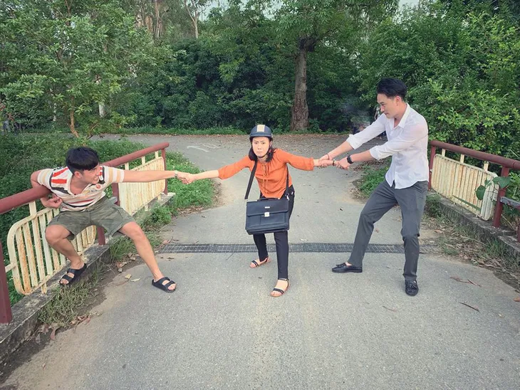 Hé lộ loạt ảnh hậu trường nhí nhố của dàn diễn viên Cô gái nhà người ta - Ảnh 1. Hé lộ loạt ảnh hậu trường nhí nhố của dàn diễn viên Cô gái nhà người ta - Ảnh 1.