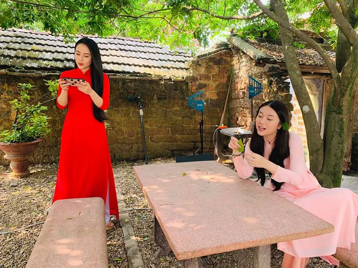 Hé lộ loạt ảnh hậu trường nhí nhố của dàn diễn viên Cô gái nhà người ta - Ảnh 7. Hé lộ loạt ảnh hậu trường nhí nhố của dàn diễn viên Cô gái nhà người ta - Ảnh 7.