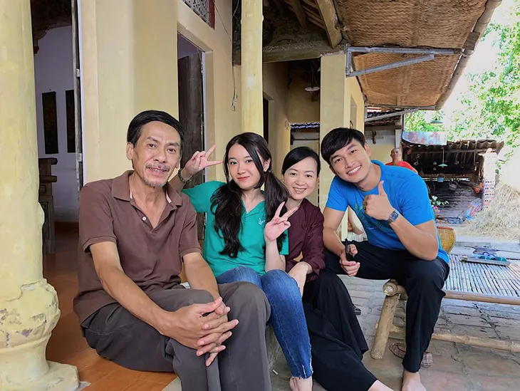 Hé lộ loạt ảnh hậu trường nhí nhố của dàn diễn viên Cô gái nhà người ta - Ảnh 10. Hé lộ loạt ảnh hậu trường nhí nhố của dàn diễn viên Cô gái nhà người ta - Ảnh 10.