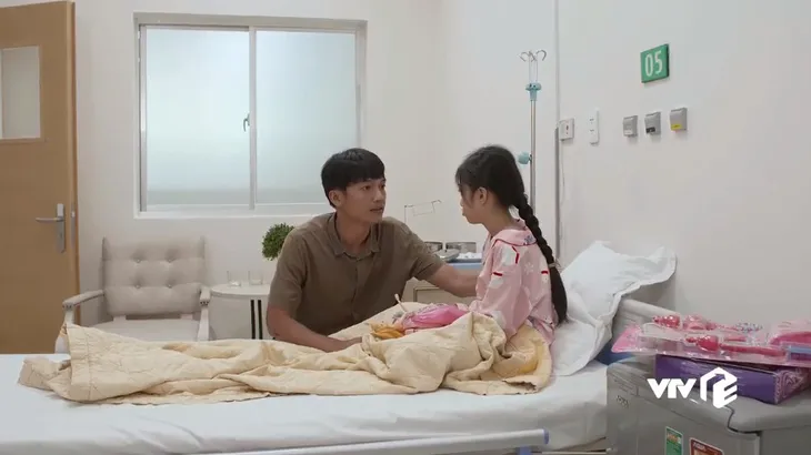 Tiệm ăn dì ghẻ - Tập 33: Con gái nguy kịch, Minh trộm tiền của vợ để cứu bạn tù - Ảnh 6. Tiệm ăn dì ghẻ - Tập 33: Con gái nguy kịch, Minh trộm tiền của vợ để cứu bạn tù - Ảnh 6.