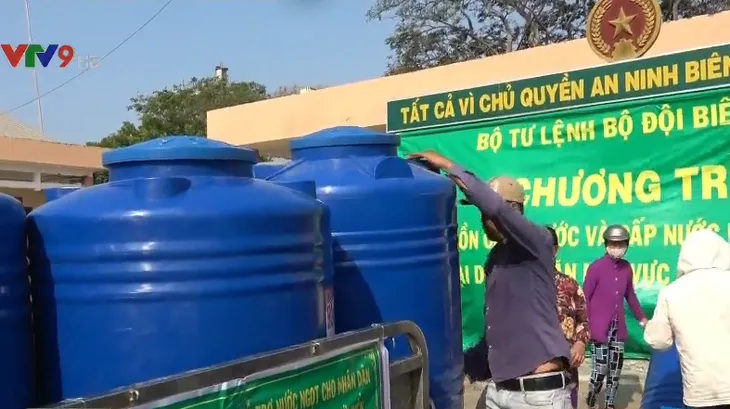 Bộ Tư lệnh Biên phòng tặng thùng chứa nước ngọt cho người dân Bến Tre - Ảnh 1. Bộ Tư lệnh Biên phòng tặng thùng chứa nước ngọt cho người dân Bến Tre - Ảnh 1.