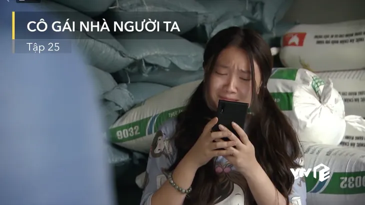 Cô gái nhà người ta - Tập 25: Khoa đăng ảnh mong em gái trở về nhà khiến Trâm sụt sùi - Ảnh 2. Cô gái nhà người ta - Tập 25: Khoa đăng ảnh mong em gái trở về nhà khiến Trâm sụt sùi - Ảnh 2.