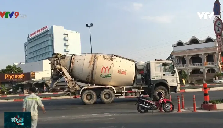 Xe bồn húc xe 7 chỗ lao sang bên kia đường - Ảnh 2. Xe bồn húc xe 7 chỗ lao sang bên kia đường - Ảnh 2.