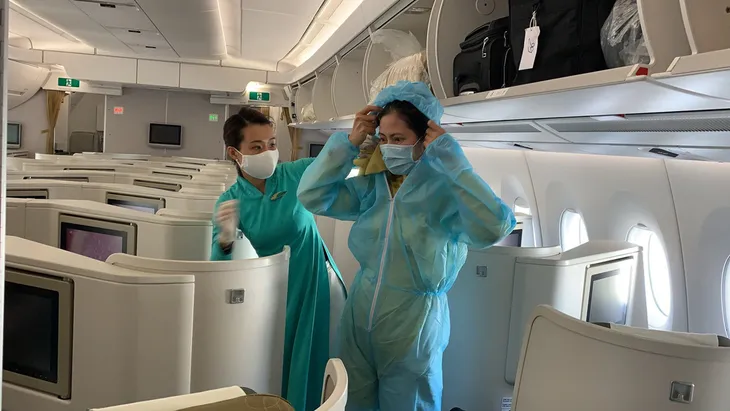 Bên trong những chuyến bay Vietnam Airlines về từ “tâm dịch” châu Âu - Ảnh 2. Bên trong những chuyến bay Vietnam Airlines về từ “tâm dịch” châu Âu - Ảnh 2.