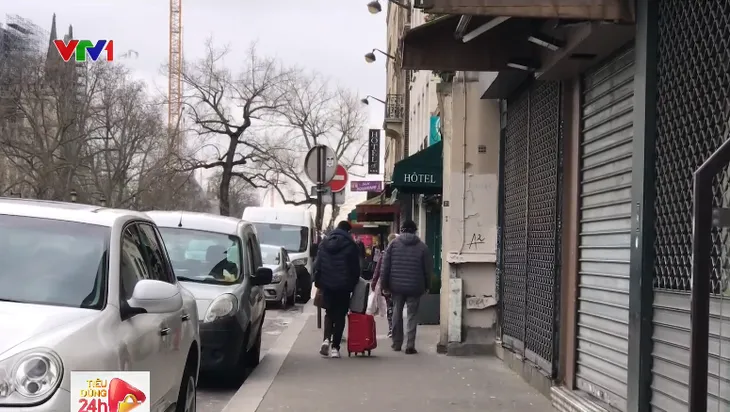 Paris tĩnh lặng sau khi áp dụng lệnh giới nghiêm - Ảnh 2. Paris tĩnh lặng sau khi áp dụng lệnh giới nghiêm - Ảnh 2.