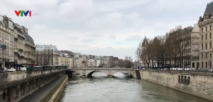 Paris tĩnh lặng sau khi áp dụng lệnh giới nghiêm - Ảnh 1. Paris tĩnh lặng sau khi áp dụng lệnh giới nghiêm - Ảnh 1.