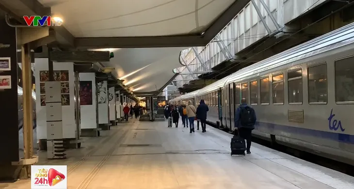 Paris tĩnh lặng sau khi áp dụng lệnh giới nghiêm - Ảnh 3. Paris tĩnh lặng sau khi áp dụng lệnh giới nghiêm - Ảnh 3.