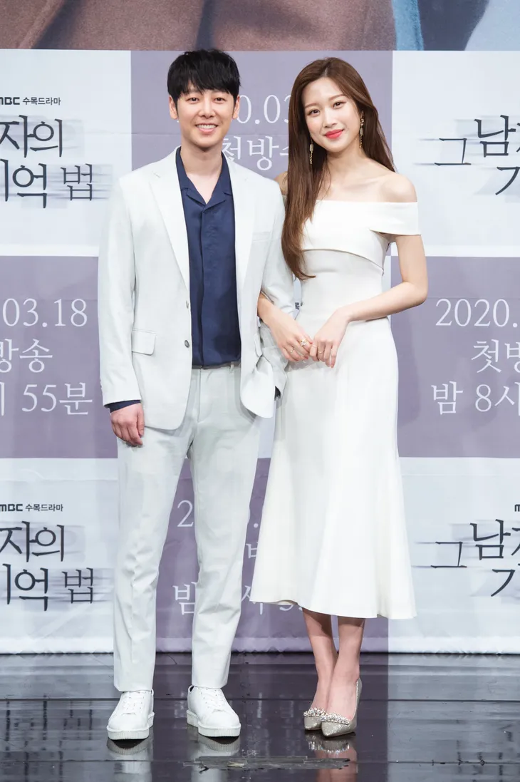 Kém bạn diễn 13 tuổi nhưng Moon Ga Young tiết lộ không khó khăn để đóng cảnh tình cảm - Ảnh 3. Kém bạn diễn 13 tuổi nhưng Moon Ga Young tiết lộ không khó khăn để đóng cảnh tình cảm - Ảnh 3.
