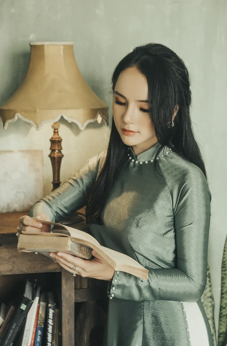 Hoa khôi ảnh Hà Nội duyên dáng bên tà áo dài - Ảnh 2.