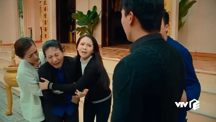Nước mắt loài cỏ dại - Tập 30: Chồng con chết, bà Phương hóa điên - Ảnh 1. Nước mắt loài cỏ dại - Tập 30: Chồng con chết, bà Phương hóa điên - Ảnh 1.
