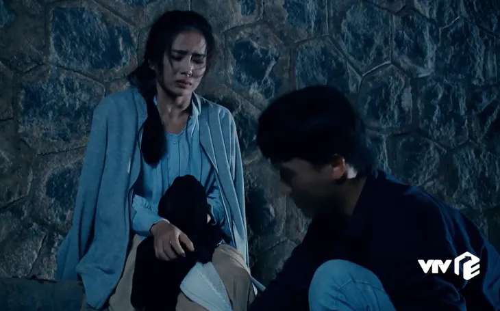 Nước mắt loài cỏ dại - Tập 30: Hường trình báo công an chuyện bị cưỡng hiếp trong đêm - Ảnh 6. Nước mắt loài cỏ dại - Tập 30: Hường trình báo công an chuyện bị cưỡng hiếp trong đêm - Ảnh 6.