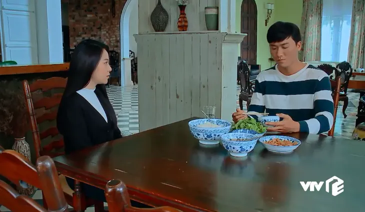 Nước mắt loài cỏ dại - Tập 30: Chồng con chết, bà Phương hóa điên - Ảnh 7. Nước mắt loài cỏ dại - Tập 30: Chồng con chết, bà Phương hóa điên - Ảnh 7.