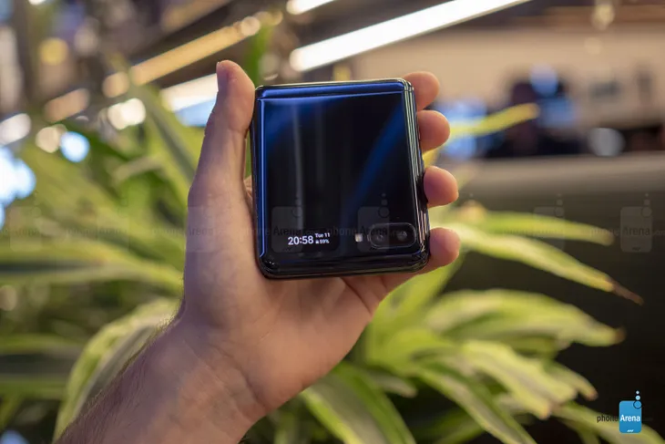 Bạn đã biết cách chụp selfie nhanh trên Galaxy Z Flip? - Ảnh 1. Bạn đã biết cách chụp selfie nhanh trên Galaxy Z Flip? - Ảnh 1.