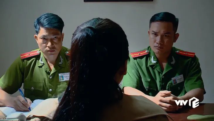 Nước mắt loài cỏ dại - Tập 30: Hường trình báo công an chuyện bị cưỡng hiếp trong đêm - Ảnh 8. Nước mắt loài cỏ dại - Tập 30: Hường trình báo công an chuyện bị cưỡng hiếp trong đêm - Ảnh 8.