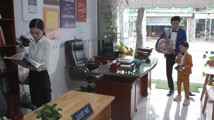 Tiệm ăn dì ghẻ - Tập 29: Tân và con trai diện vest đi tán nữ luật sư xinh đẹp - Ảnh 1. Tiệm ăn dì ghẻ - Tập 29: Tân và con trai diện vest đi tán nữ luật sư xinh đẹp - Ảnh 1.