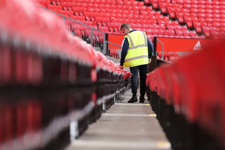 Liverpool và Manchester United vẫn trả lương nhân viên dù các trận đấu bị hoãn - Ảnh 1. Liverpool và Manchester United vẫn trả lương nhân viên dù các trận đấu bị hoãn - Ảnh 1.