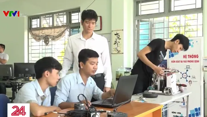 TP.HCM chuẩn bị thử nghiệm robot khử khuẩn trong bệnh viện - Ảnh 1. TP.HCM chuẩn bị thử nghiệm robot khử khuẩn trong bệnh viện - Ảnh 1.