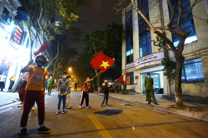 Người dân phố Trúc Bạch (Hà Nội) vui mừng khi dỡ bỏ lệnh cách ly - Ảnh 2. Người dân phố Trúc Bạch (Hà Nội) vui mừng khi dỡ bỏ lệnh cách ly - Ảnh 2.