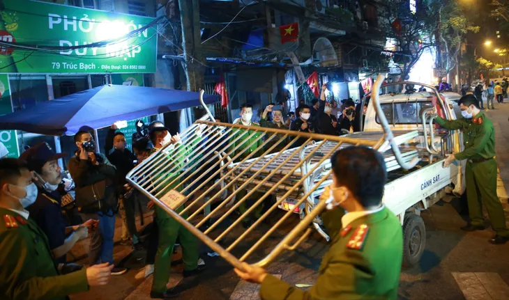 Người dân phố Trúc Bạch (Hà Nội) vui mừng khi dỡ bỏ lệnh cách ly - Ảnh 1. Người dân phố Trúc Bạch (Hà Nội) vui mừng khi dỡ bỏ lệnh cách ly - Ảnh 1.