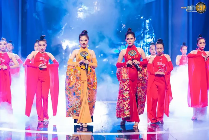 Loạt đồ đôi tuyệt đẹp của Thu Hoài - Dương Hoàng Yến trong Trời sinh một cặp - Ảnh 6. Loạt đồ đôi tuyệt đẹp của Thu Hoài - Dương Hoàng Yến trong Trời sinh một cặp - Ảnh 6.