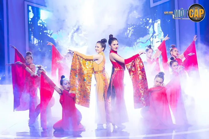 Loạt đồ đôi tuyệt đẹp của Thu Hoài - Dương Hoàng Yến trong Trời sinh một cặp - Ảnh 7. Loạt đồ đôi tuyệt đẹp của Thu Hoài - Dương Hoàng Yến trong Trời sinh một cặp - Ảnh 7.