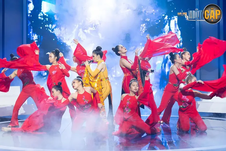 Loạt đồ đôi tuyệt đẹp của Thu Hoài - Dương Hoàng Yến trong Trời sinh một cặp - Ảnh 8. Loạt đồ đôi tuyệt đẹp của Thu Hoài - Dương Hoàng Yến trong Trời sinh một cặp - Ảnh 8.