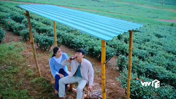 Nước mắt loài cỏ dại - Tập 35: Say rượu, Khang tỏ tình nhầm Hường là Dạ Thảo - Ảnh 2. Nước mắt loài cỏ dại - Tập 35: Say rượu, Khang tỏ tình nhầm Hường là Dạ Thảo - Ảnh 2.