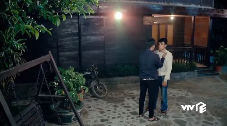 Nước mắt loài cỏ dại - Tập 35: Say rượu, Khang tỏ tình nhầm Hường là Dạ Thảo - Ảnh 1. Nước mắt loài cỏ dại - Tập 35: Say rượu, Khang tỏ tình nhầm Hường là Dạ Thảo - Ảnh 1.