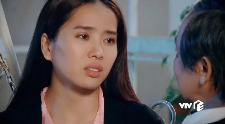 Nước mắt loài cỏ dại - Tập 35: Say rượu, Khang tỏ tình nhầm Hường là Dạ Thảo - Ảnh 6. Nước mắt loài cỏ dại - Tập 35: Say rượu, Khang tỏ tình nhầm Hường là Dạ Thảo - Ảnh 6.