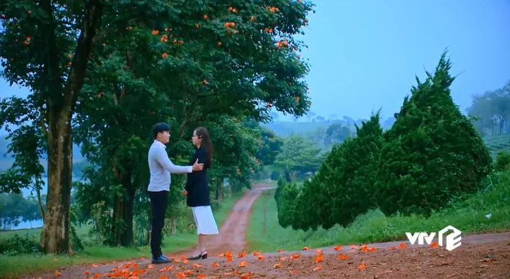Nước mắt loài cỏ dại - Tập 35: Say rượu, Khang tỏ tình nhầm Hường là Dạ Thảo - Ảnh 7. Nước mắt loài cỏ dại - Tập 35: Say rượu, Khang tỏ tình nhầm Hường là Dạ Thảo - Ảnh 7.