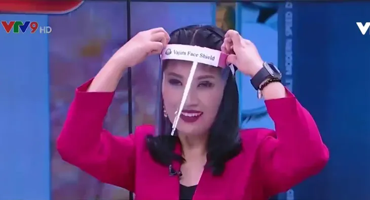 Thái Lan: Biên tập viên đội mũ phòng dịch dẫn bản tin - Ảnh 1. Thái Lan: Biên tập viên đội mũ phòng dịch dẫn bản tin - Ảnh 1.