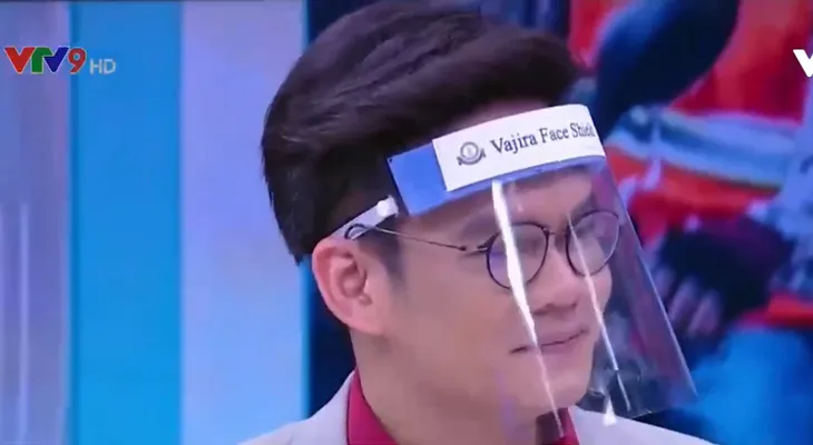Thái Lan: Biên tập viên đội mũ phòng dịch dẫn bản tin - Ảnh 2. Thái Lan: Biên tập viên đội mũ phòng dịch dẫn bản tin - Ảnh 2.