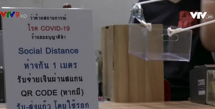 Dịch COVID-19: Nhà hàng dùng hệ thống ròng rọc giao dịch với khách hàng - Ảnh 1. Dịch COVID-19: Nhà hàng dùng hệ thống ròng rọc giao dịch với khách hàng - Ảnh 1.