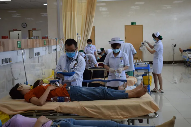 Hơn 150 công nhân ở Đồng Nai nhập viện do đau bụng, buôn nôn sau bữa cơm chay - Ảnh 1.