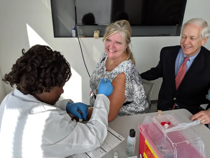 Trạm tiêm vaccine nhanh cho người già tại Brazil - Ảnh 1. Trạm tiêm vaccine nhanh cho người già tại Brazil - Ảnh 1.
