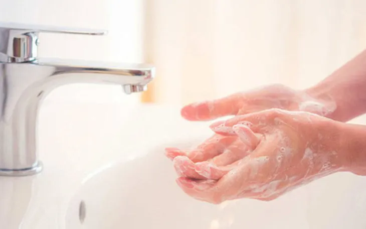Điều bố mẹ cần lưu ý để không trở thành trung gian lây nhiễm cho con - Ảnh 1.