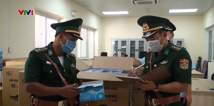 An Giang: Chuyển giao khẩu trang cho lực lượng chống dịch - Ảnh 1. An Giang: Chuyển giao khẩu trang cho lực lượng chống dịch - Ảnh 1.